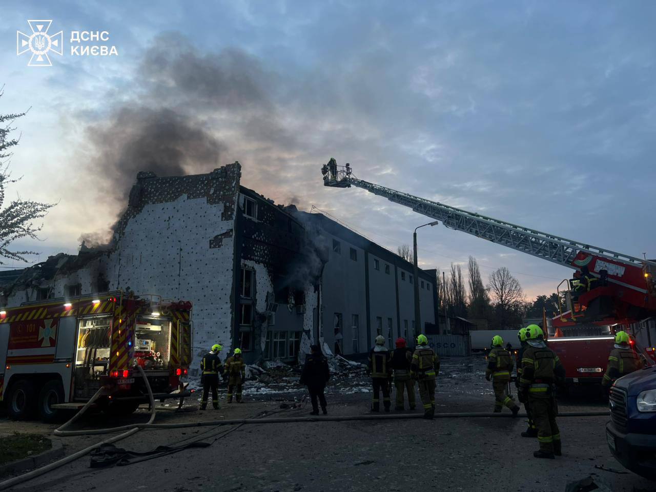 Наслідки російських атак у Києві, 16 квітня 2026 року. Фото: ДСНС