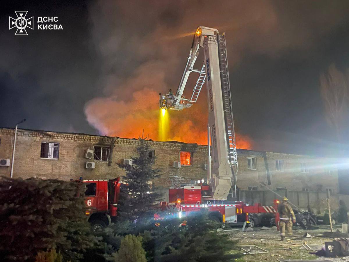 Наслідки російських атак у Києві, 16 квітня 2026 року. Фото: ДСНС