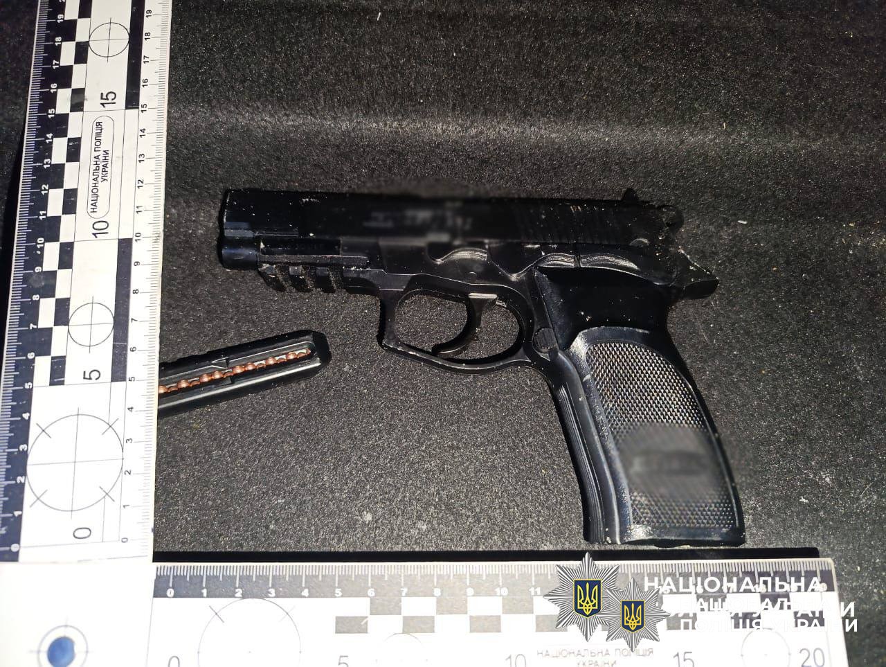 Водитель выстрелил в лицо прохожему из-за замечаний по парковке авто. Фото: Полиция Киева