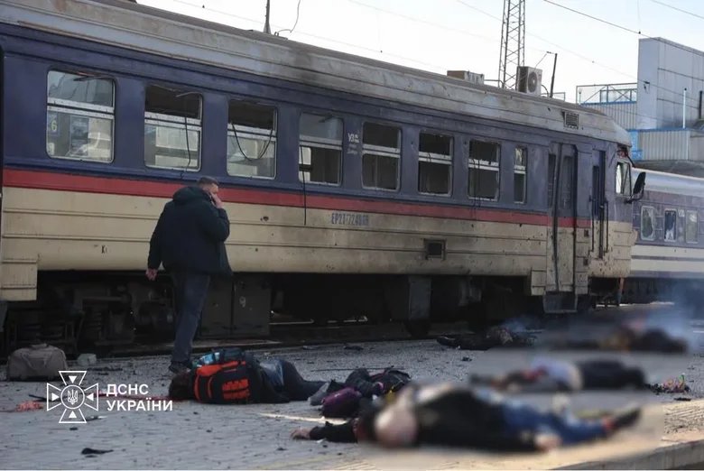 Російський реактивний дрон вдарив по залізничному вокзалу в Дніпрі: 13 загиблих.