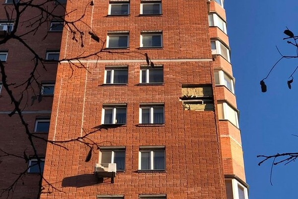 Фотофакт: на Позняках обрушилась часть фасада многоэтажки фото 2