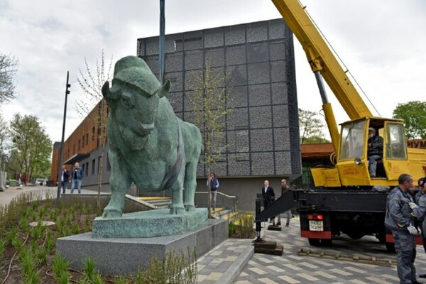Ушла эпоха: возле входа в зоопарк установили новую скульптуру  фото 1