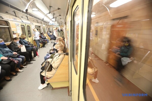 Ослабление карантина: в киевской подземке увеличилось количество пассажиров фото 2