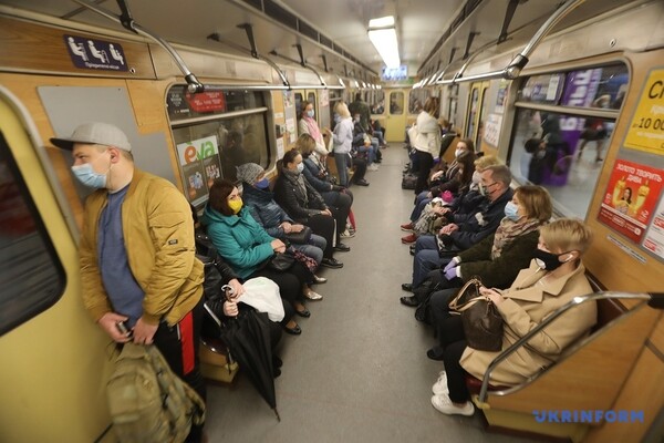 Ослабление карантина: в киевской подземке увеличилось количество пассажиров фото 5