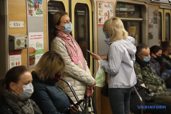 Ослабление карантина: в киевской подземке увеличилось количество пассажиров фото 6