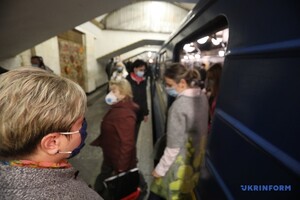 Ослабление карантина: в киевской подземке увеличилось количество пассажиров фото 7