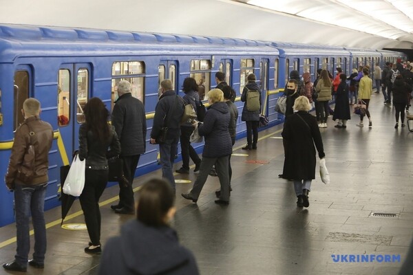 Ослабление карантина: в киевской подземке увеличилось количество пассажиров фото 8