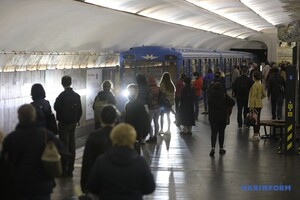 Ослабление карантина: в киевской подземке увеличилось количество пассажиров фото 9