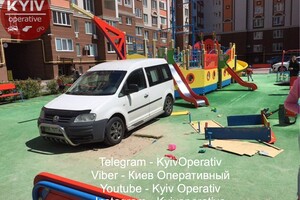 Правила не писаны: под Киевом автохам заехал на детскую площадку фото