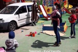 Правила не писаны: под Киевом автохам заехал на детскую площадку фото 1