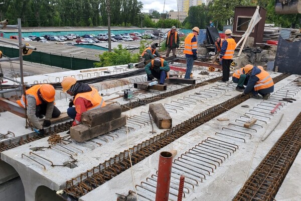 Получи ответ: когда завершится ремонт на Борщаговском мосту фото 1