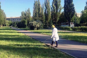 Гуляй без опаски: в Святошинском районе обработали парки от клещей фото 2