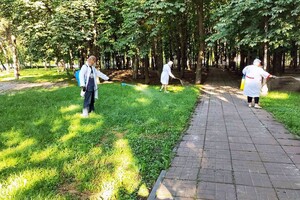 Гуляй без опаски: в Святошинском районе обработали парки от клещей фото 4