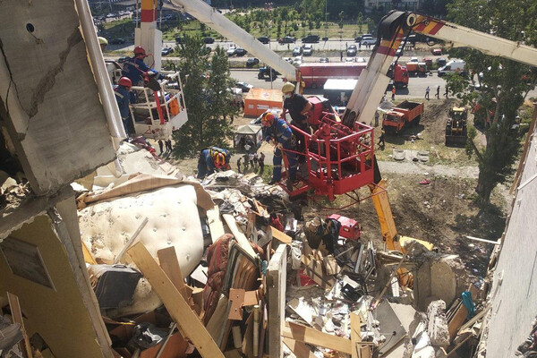 Взрыв дома на Позняках: сколько еще человек ищут под завалами фото 2