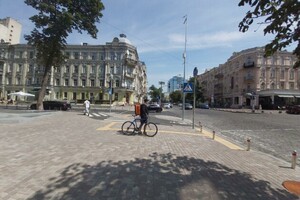 Новиночка: в центре обустроили первый велосипедный перекресток фото
