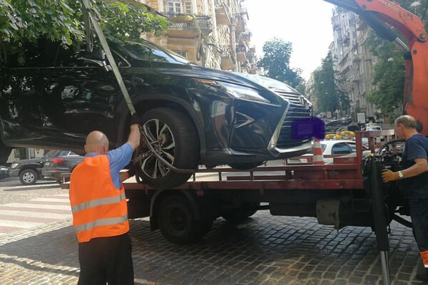 Фотофакт: в Киеве за неправильную парковку эвакуируют элитные авто и спорткары фото 4