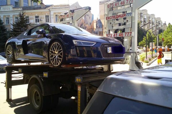 Фотофакт: в Киеве за неправильную парковку эвакуируют элитные авто и спорткары фото 2
