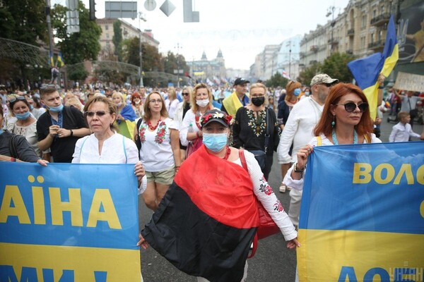 Тысячи людей и файеры: как прошел Марш защитников Украины в столице фото 2