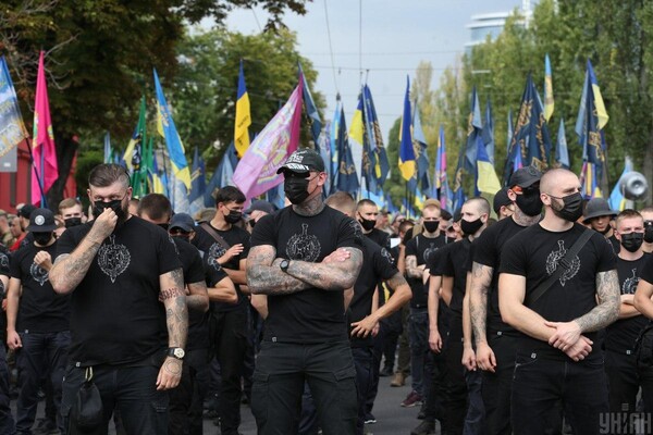 Тысячи людей и файеры: как прошел Марш защитников Украины в столице фото 3