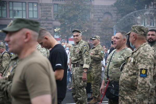 Тысячи людей и файеры: как прошел Марш защитников Украины в столице фото 4