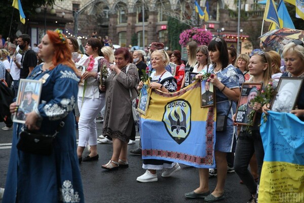 Тысячи людей и файеры: как прошел Марш защитников Украины в столице фото 5