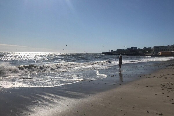 Шторм в Одессе: волны заливают пляжи и разрушают деревянные настилы, а люди продолжают купаться в море фото 2