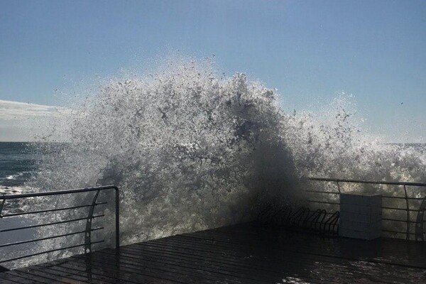 Шторм в Одессе: волны заливают пляжи и разрушают деревянные настилы, а люди продолжают купаться в море фото 1