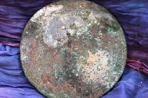 Уникальная находка: на Мамай-горе нашли древнее зеркальце фото 1