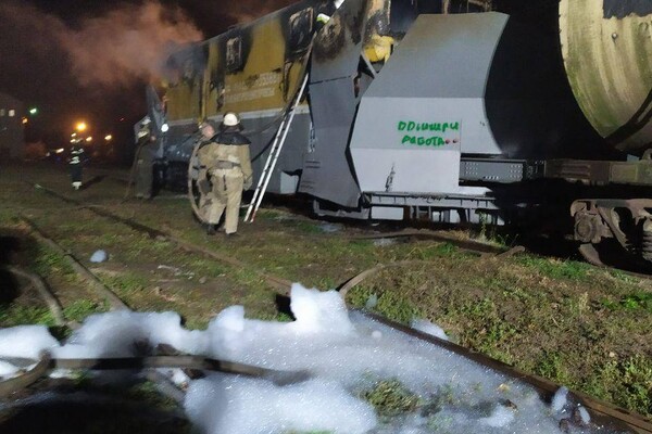 Жаркая ночь: в Одесской области горел снегоуборочный поезд фото 3