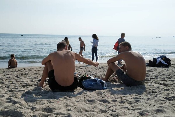 Шел пятый месяц лета: на одесских пляжах купаются и загорают люди фото 6