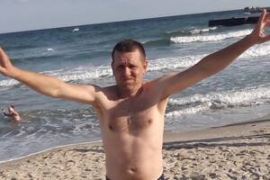 Шел пятый месяц лета: на одесских пляжах купаются и загорают люди фото 11