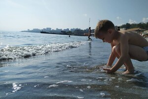 Шел пятый месяц лета: на одесских пляжах купаются и загорают люди фото 12