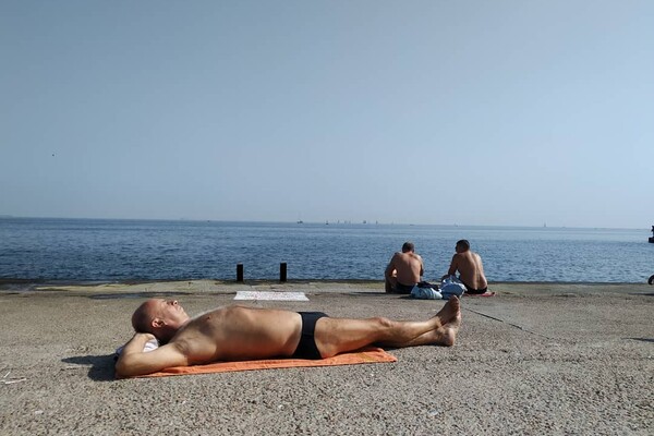 Шел пятый месяц лета: на одесских пляжах купаются и загорают люди фото 13