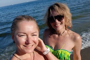 Шел пятый месяц лета: на одесских пляжах купаются и загорают люди фото 14