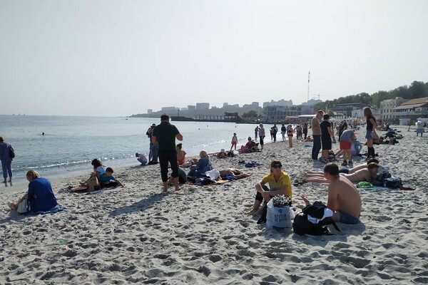 Шел пятый месяц лета: на одесских пляжах купаются и загорают люди фото 3