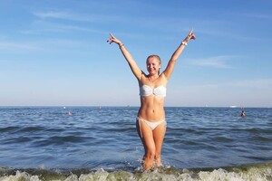 Шел пятый месяц лета: на одесских пляжах купаются и загорают люди фото 1
