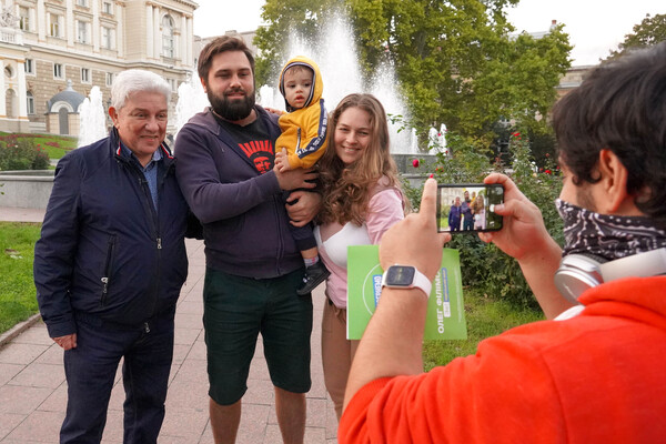 Селфи, разговоры о политике и пожелания стать мэром: Олег Филимонов прогулялся по Одессе и пообщался с людьми фото 6