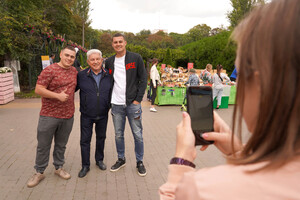 Селфи, разговоры о политике и пожелания стать мэром: Олег Филимонов прогулялся по Одессе и пообщался с людьми фото 7