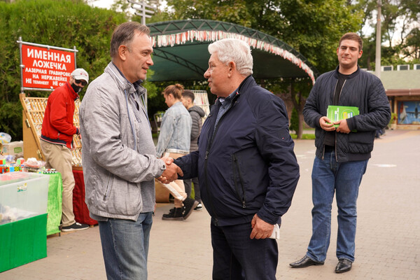 Селфи, разговоры о политике и пожелания стать мэром: Олег Филимонов прогулялся по Одессе и пообщался с людьми фото 9