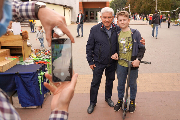 Селфи, разговоры о политике и пожелания стать мэром: Олег Филимонов прогулялся по Одессе и пообщался с людьми фото 10