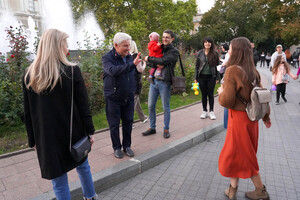 Селфи, разговоры о политике и пожелания стать мэром: Олег Филимонов прогулялся по Одессе и пообщался с людьми фото 13