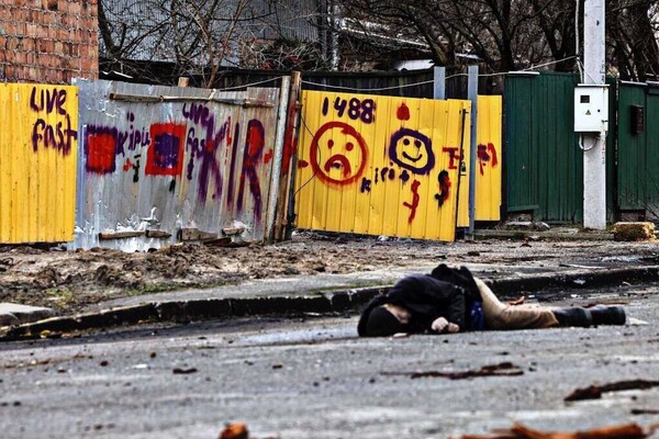 В Сети показали ужасающие фото преступлений оккупантов в Киевской области фото 1