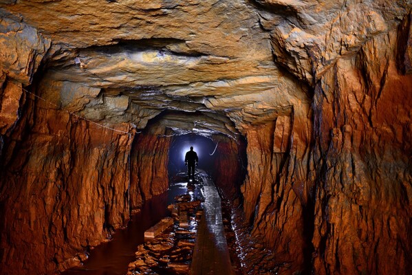 Виставку-продаж українських самоцвітів Stone Universe продовжено!: фото 2 организаторов мероприятия.